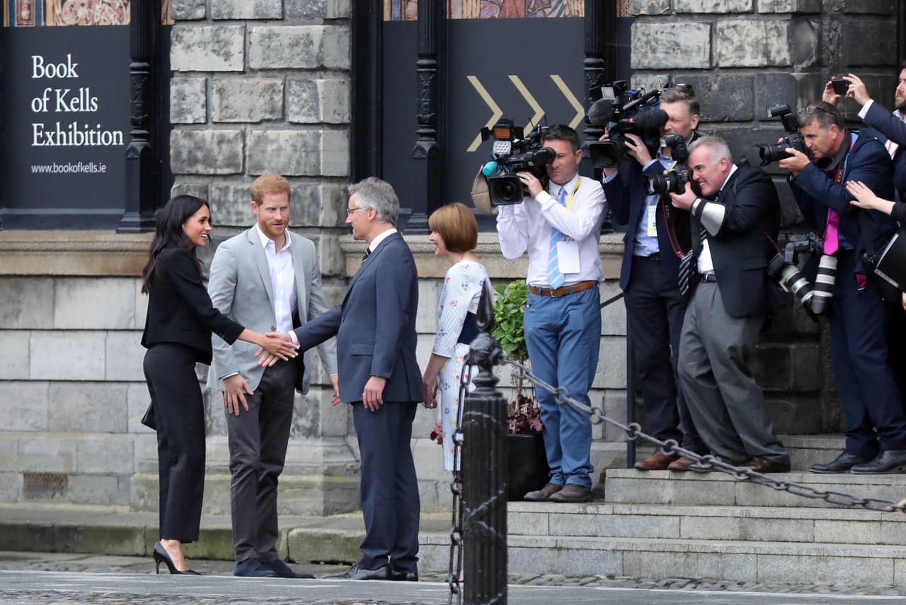 Su intención intrínseca era acercar a las mujeres a puestos de poder en general dominados por los hombres y ayudarlas a lidiar con las tensiones sobre su feminidad. Es, en el imaginario colectivo, una forma de empoderar a las mujeres e imponerse al machismo reinante con una presencia mucho más fuerte que la de un vestido.
