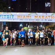 Los atletas comienzan la carrera a las 6 am con las esperanza de terminar la media maratón o el maratón completo de una de las competencias más famosas del mundo.