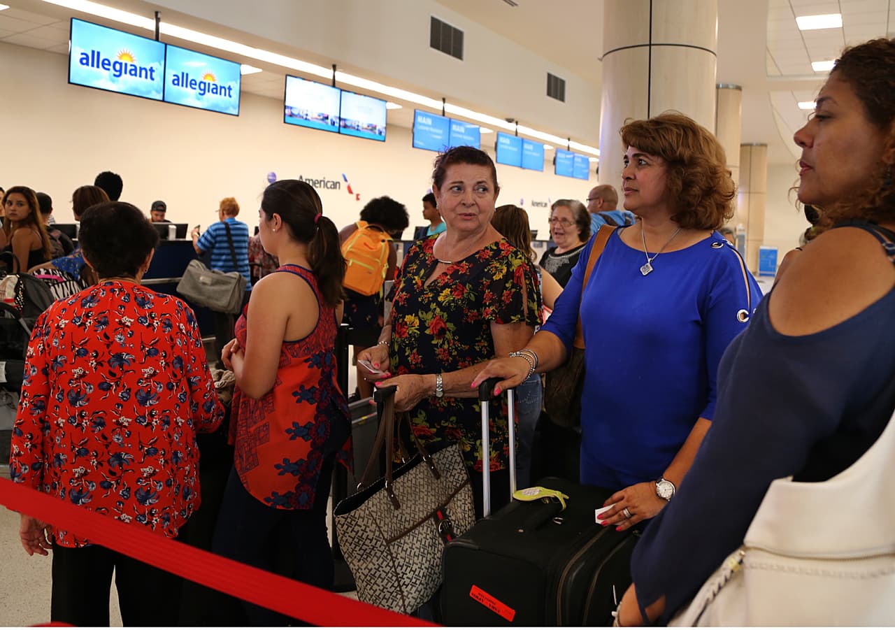 <b>Vuelos Comerciales: 100%. </b>Según el gobierno de Puerto Rico el servicio de transporte aéreo esta restablecido totalmente, en la capacidad diaria de los vuelos domésticos e internacionales. En la foto del 3 de octubre de 2017, el aeropuerto internacional Luis Marín Muñoz se ve repleto de pasajeros, muchos de los cuales no regresarán en mucho tiempo a la isla. `