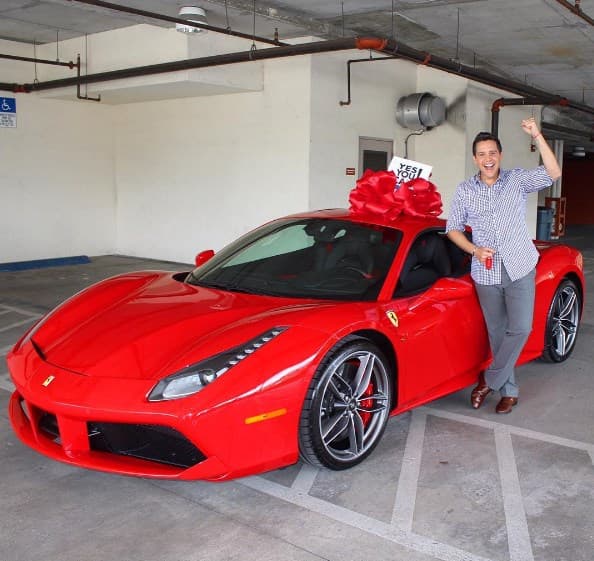 Alejandro Chabán recibió un increíble auto deportivo por su cumpleaños número 35 y el Despierta América lo celebramos con mucho cariño.