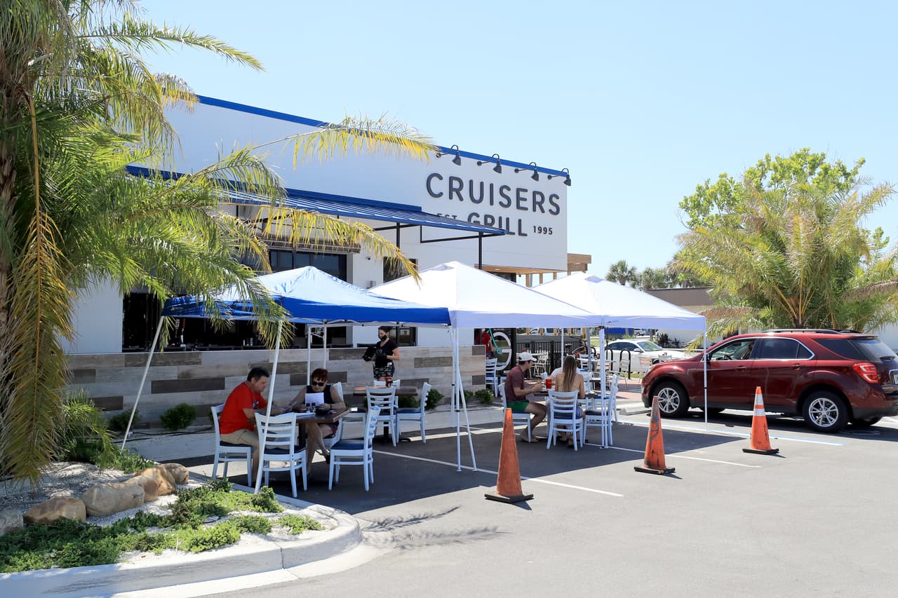 En Jacksonville, un restaurante colocó las mesas en el estacionamiento con seis pies de distancia entre una y otra.