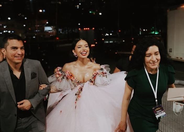 El estilo de Águilar es uno de los más influyentes del momento y ha dejado en claro que dicha tendencia de llevar escote está en aumento en el mundo de la moda.