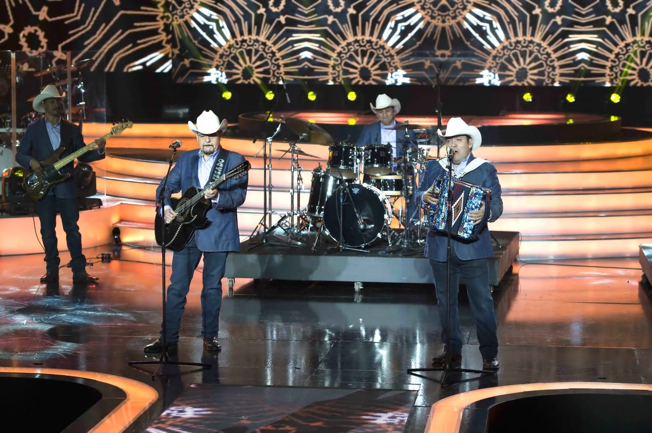 De igual manera, el grupo 'que vale lo que pesa' se ha presentado en los mejores recintos de México y EEUU. Aquí aparecen durante una actuación en el Zócalo de la Ciudad de México.