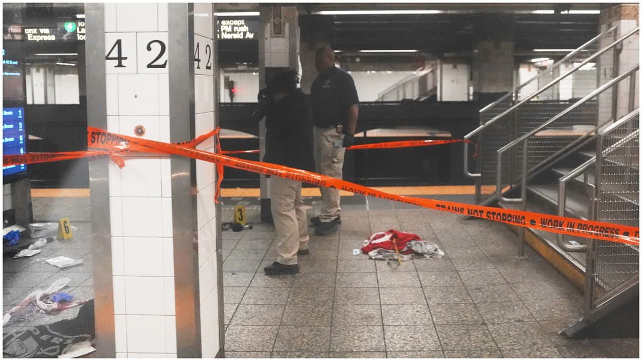 Apuñalamiento en el metro de Nueva York deja 3 heridos: policía disparó a hombre con un machete