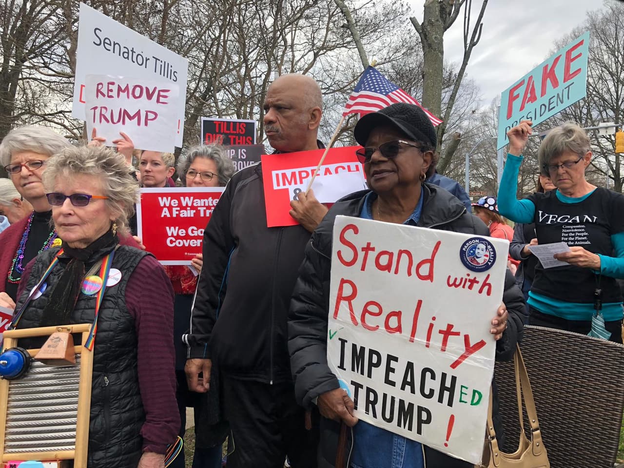 Algunos manifestantes acudieron para solicitar la destitución del Presidente, pero otros también participaron para mostrarle su apoyo.