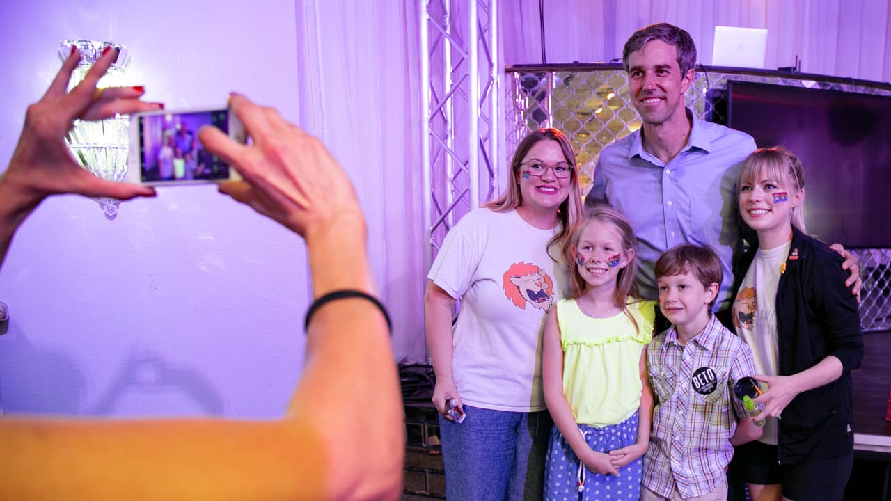 Las dos mujeres de los extremos son hermanas y no querían irse del evento de O'Rourke sin tomarse una foto con él.