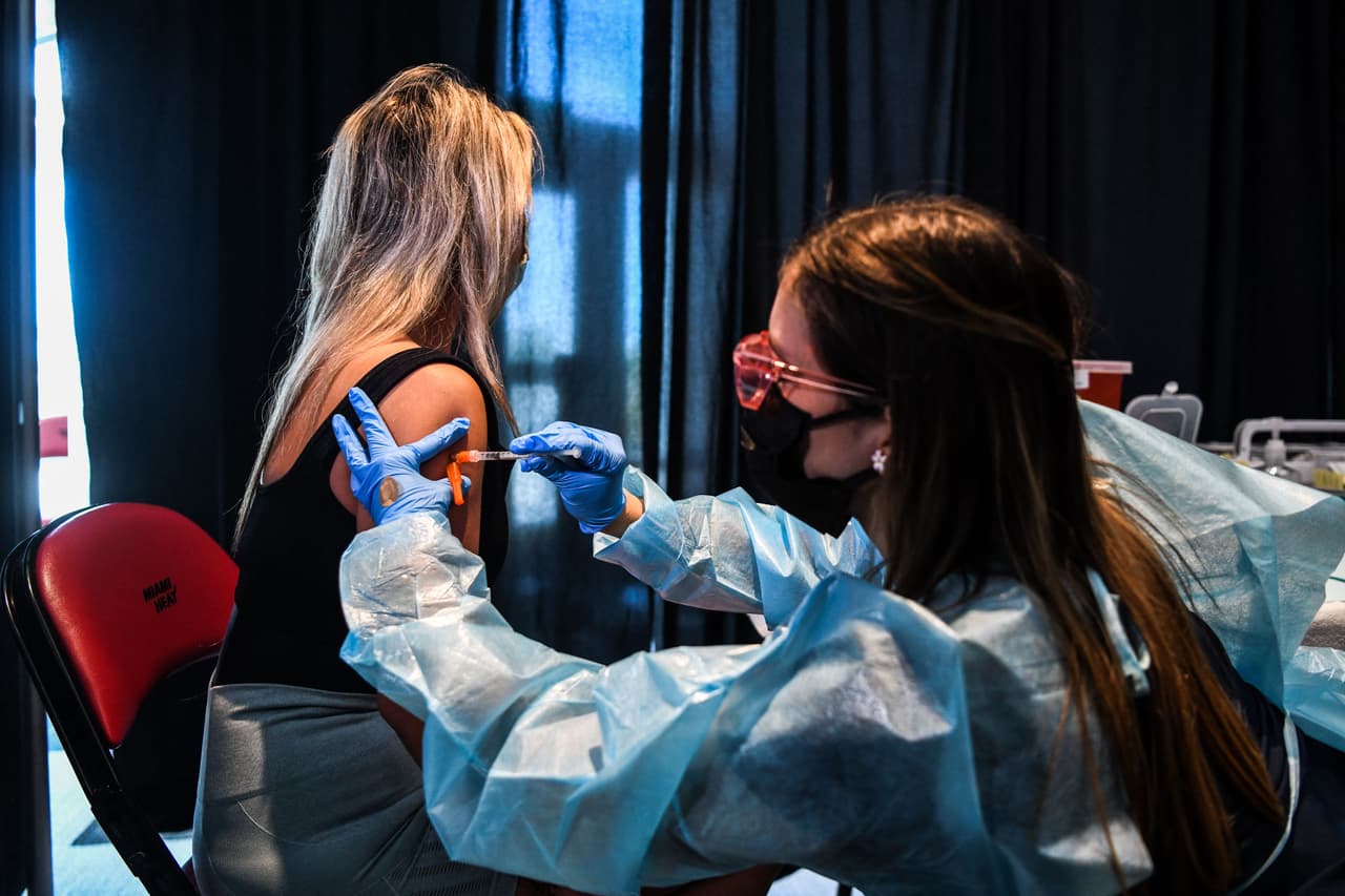 Médicos del sur de Florida desmienten mitos y noticias falsas sobre los peligros de la vacuna del Covid-19