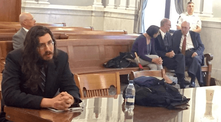 Llegó el día de abandonar el nido: a sus 30 años fue desalojado de la casa de sus padres tras acción judicial