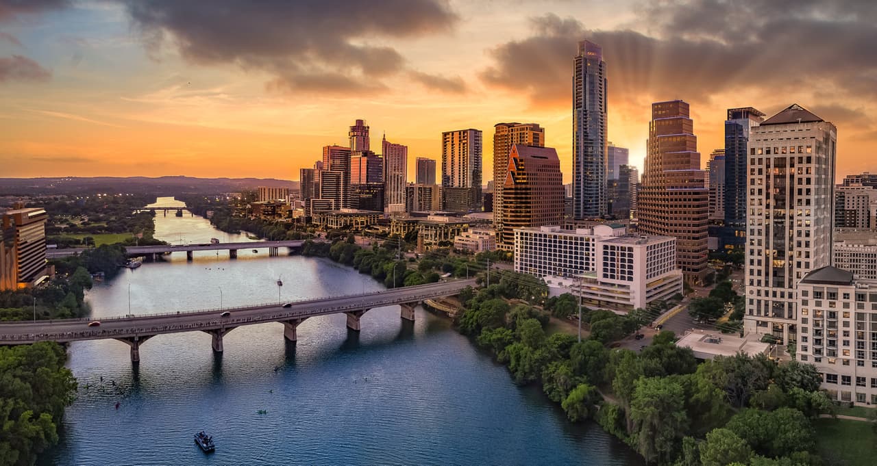 <b>Puesto 17 de las ciudades donde el salario rinde más | Austin, Texas</b>
<br>
<br>🔘 El ingreso promedio anual de un hogar en esa ciudad es de $75,752.
<br>🔘 Los cheques que recibe un hogar quincenalmente ascienden a $2,914.
<br>🔘 El monto de cubrir las necesidades básicas es de $1,517.
<br>🔘 Por ello, sobran $1,397 de cada cheque.