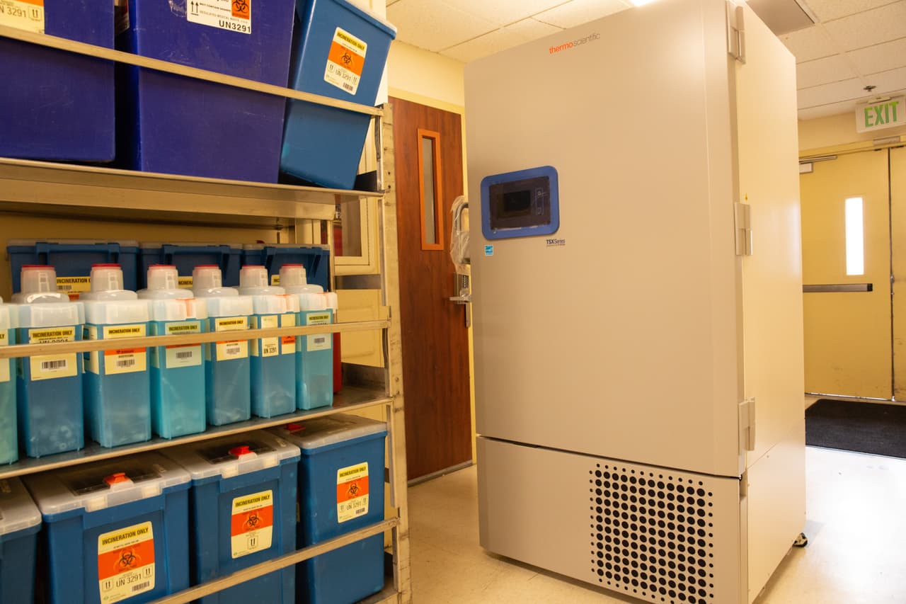 Los congeladores para la vacuna contra el coronavirus llegaron a un centro médico de Kaiser Permanente del Norte de California el viernes 11 de diciembre.