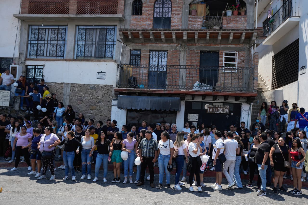 Residentes de Taxco se reúnen el jueves 28 de marzo luego de que Camila Gómez, una niña de 8 años, fuera secuestrada y asesinada.