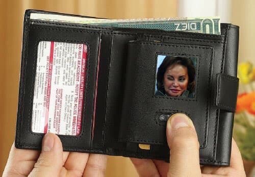 Luego de que durante el debate López Obrador fuera cuestionado por sus vínculos con la exlideresa magisterial Elba Esther Gordillo, los usuarios especularon con que AMLO llevaba una foto de ella en su cartera.