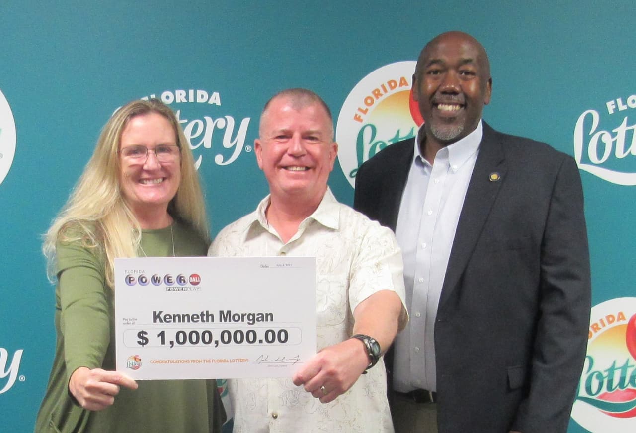 Tras meses sin saber que era millonario, hombre de Florida halla boleto ganador del Powerball mientras limpia su casa