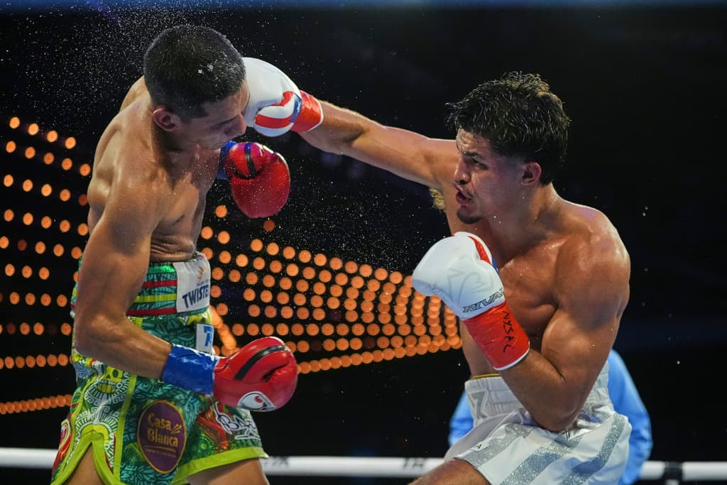 Ambos boxeadores lucieron agresivos desde el primer asalto, pero
<b>en el segundo, Zayas lastimó a 'Chino' García con un puño en la quijada</b>. Y volvió a impactarlo en la misma zona durante el sexto asalto.