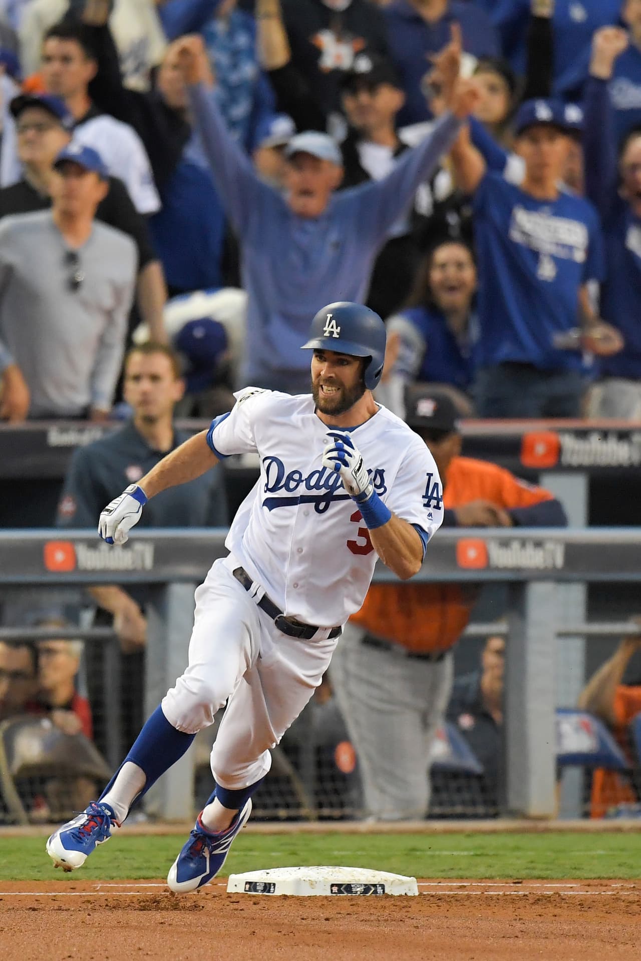 Llegó el turno al bat para Los Angeles y Chris Taylor conectó un hit que encendió la tribuna del Dodger Stadium.