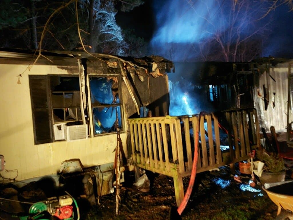 El fuego se registró en una casa móvil en la cuadra 4200 de Smokecreek Parkway SW en Snellville. Hasta ahora no se ha informado qué desato el sinietro.