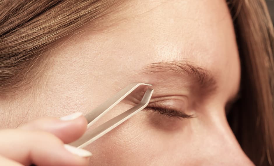 <b>Pinzas de cejas </b>
<br>Desde 3,000 a.C. la humanidad se ha servido de las pinzas para facilitar diversas tareas; las más antiguas se encontraron en Mesopotamia, la India y Egipto. Fueron 
<b>los antiguos romanos, cuando descubrieron que eran el instrumento ideal para arrancar vello y cejas, quienes primero las utilizaron con fines estéticos.</b> Poco las usarían pues la moda de entonces era la “uniceja”. Pero llegada
<b> la Edad Media, con su frenesí por las cejas excesivamente depiladas, el implemento se volvió <a href="http://www.sekiedge.com/blog/origin-history-tweezers/">indispensable</a>.</b> Las modas han ido y venido pero este implemento ha permanecido como un imprescindible del kit de belleza.
<br>