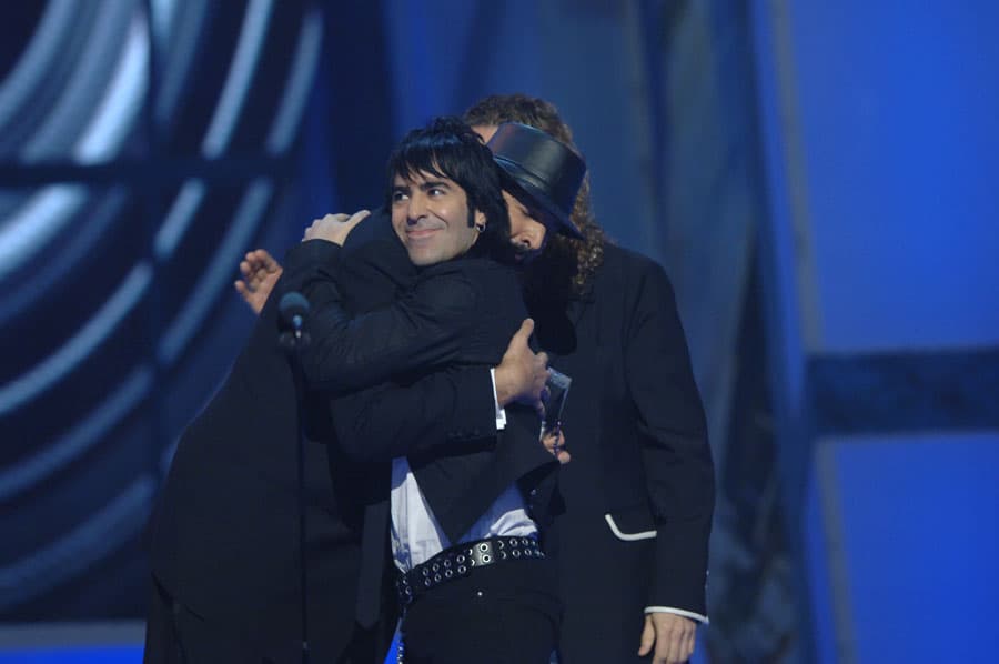 Maná entregó el Premio a la Excelencia al gran cantante y compositor dominicano, Juan Luis Guerra, trás veinticuatro años de exitosa carrera.