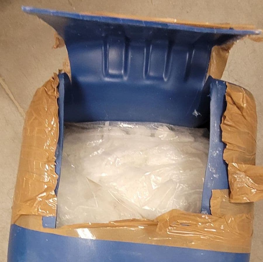 Tras una inspección de inmigración, los agentes determinaron que los vehículos estaban siendo utilizados para el contrabando y tráfico de indocumentados.