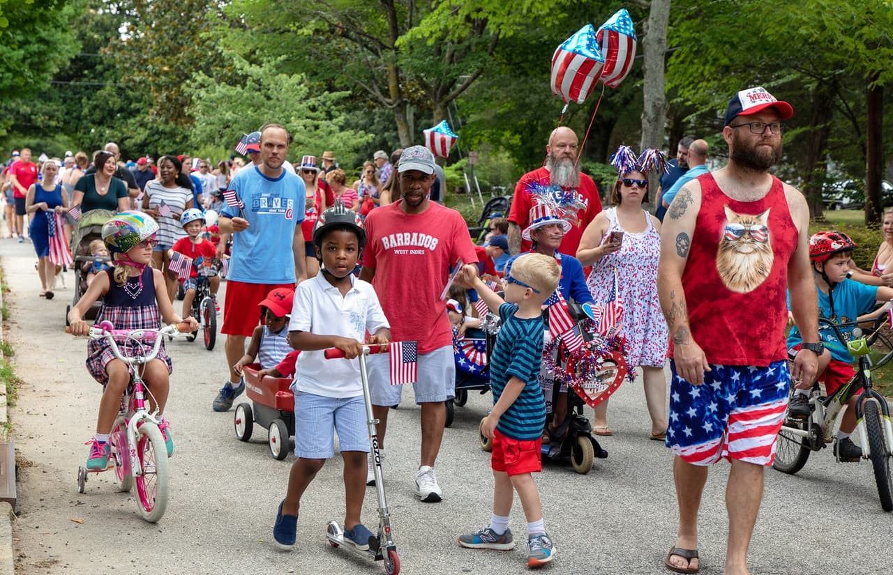 <b>Evento</b>: Wake Forest Fireworks Spectacular and Independence Day Celebration
<br>
<b>Fecha</b>: 3 y 4 de julio 
<br>
<b>Lugar</b>: Heritage High School (150 Forestville Rd.) y Wake Forest Community House (133 W. Owen Ave)
<br>
<b>Sitio web</b>: 
<a href="https://www.wakeforestnc.gov/meetings-events/independence-day-celebration">https://www.wakeforestnc.gov/meetings-events/independence-day-celebration</a> 
<br>
<br>Celebrando 50 años de eventos en 2023, el evento anual del Día de la Independencia de la ciudad de Wake Forest es gratuito y abierto al público, con fuegos artificiales el 3 de julio dentro del Husky Stadium en el campus de Heritage High School (150 Forestville Rd.) en Wake Forest . Las puertas se abrirán a las 5:30 p. m., el legendario grupo musical local Band of Oz subirá al escenario a las 6:15 p. m. y el espectáculo de fuegos artificiales comenzará aproximadamente a las 9:30 p. m. Al día siguiente (4 de julio), un desfile de niños recorrerá el centro de Wake Forest y se llevará a cabo un mercado de arte de 11 a. m. a 1 p. m. en Wake Forest Community House, 133 W. Owen Ave.
