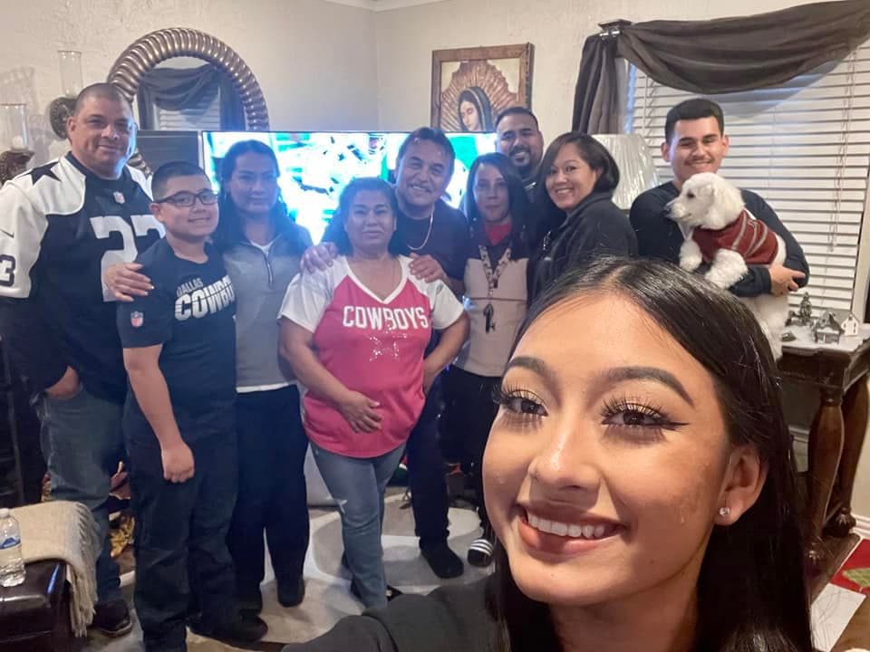 Rosa Valdéz nos comparte una fotografía con su bonita familia y hasta su mascota estuvo en la celebración de Thanksgiving.