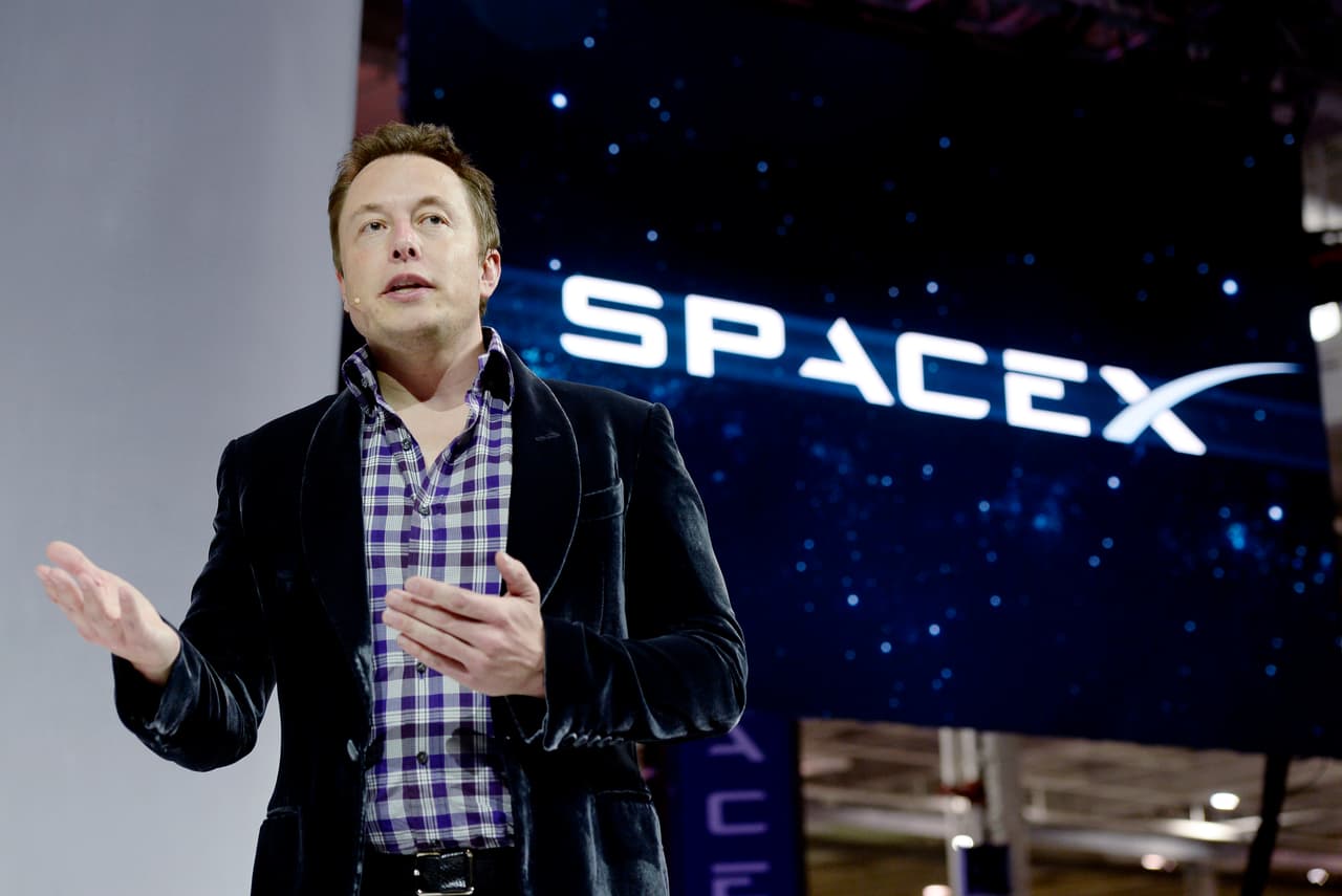 <b>Elon Musk, SpaceX y Tesla</b>.
<br>
<br>Es el fundador y CEO de SpaceX, una compañía aeroespacial privada que desarrolló una tecnología para reutilizar los dispositivos de lanzamiento de naves espaciales, una revolución en en la industria. También es el creador de Tesla, una de las automotrices especializadas en vehículos eléctricos más importante del mundo. Musk también es uno de los responsables de la creación de PayPal, uno de los primeros sistemas de pago en línea.
<br>