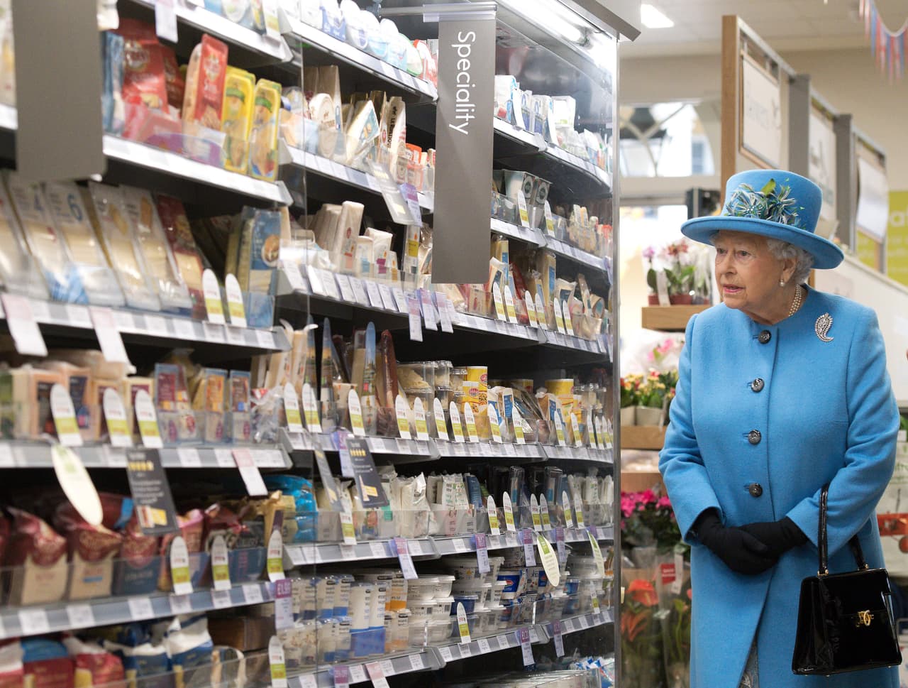 Fue un día divertido para la Reina. ¿Con qué habrá salido de la tienda?