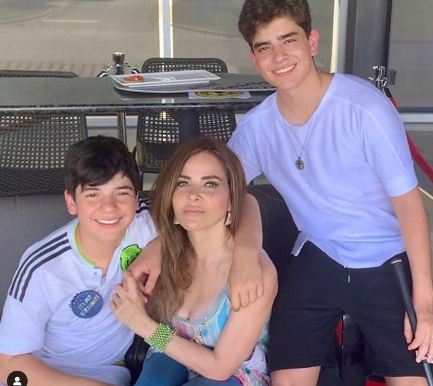 Gloria Trevi también es madre de Miguel Armando, que procreó con Armando Gómez, y con quien la cantante está casada desde el año 2009. 
<br>