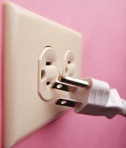 7. Cuida la energíaAlgunas ideas de los expertos: usa bombillos de bajo consumo energético (duran hasta siete veces más y consumen 80 por ciento menos energía), apaga las luces cuando abandones una habitación, mantén las puertas y ventanas cerradas si el aire acondicionado está encendido, desenchufa electrónicos, cargadores de baterías y otro equipamiento que no esté en uso. Cuando sea posible, lava tu ropa con un ciclo de agua fría. "En modo stand-by o en modo off, los aparatos que siguen enchufados consumen un poco de electricidad. Se estima que un 10 por ciento del consumo del hogar", dice Kelly Cafarelli, de Home Depot Foundation. También baja el aire acondicionado y calefacción y el termostato de tu calentador de agua.