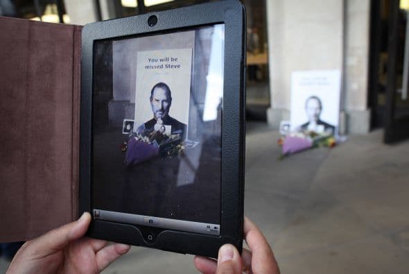 Miles de fanáticos en todo el mundo hicieron de las tiendas Apple un santuario para recordar el legado que dejó el visionario Steve Jobs.