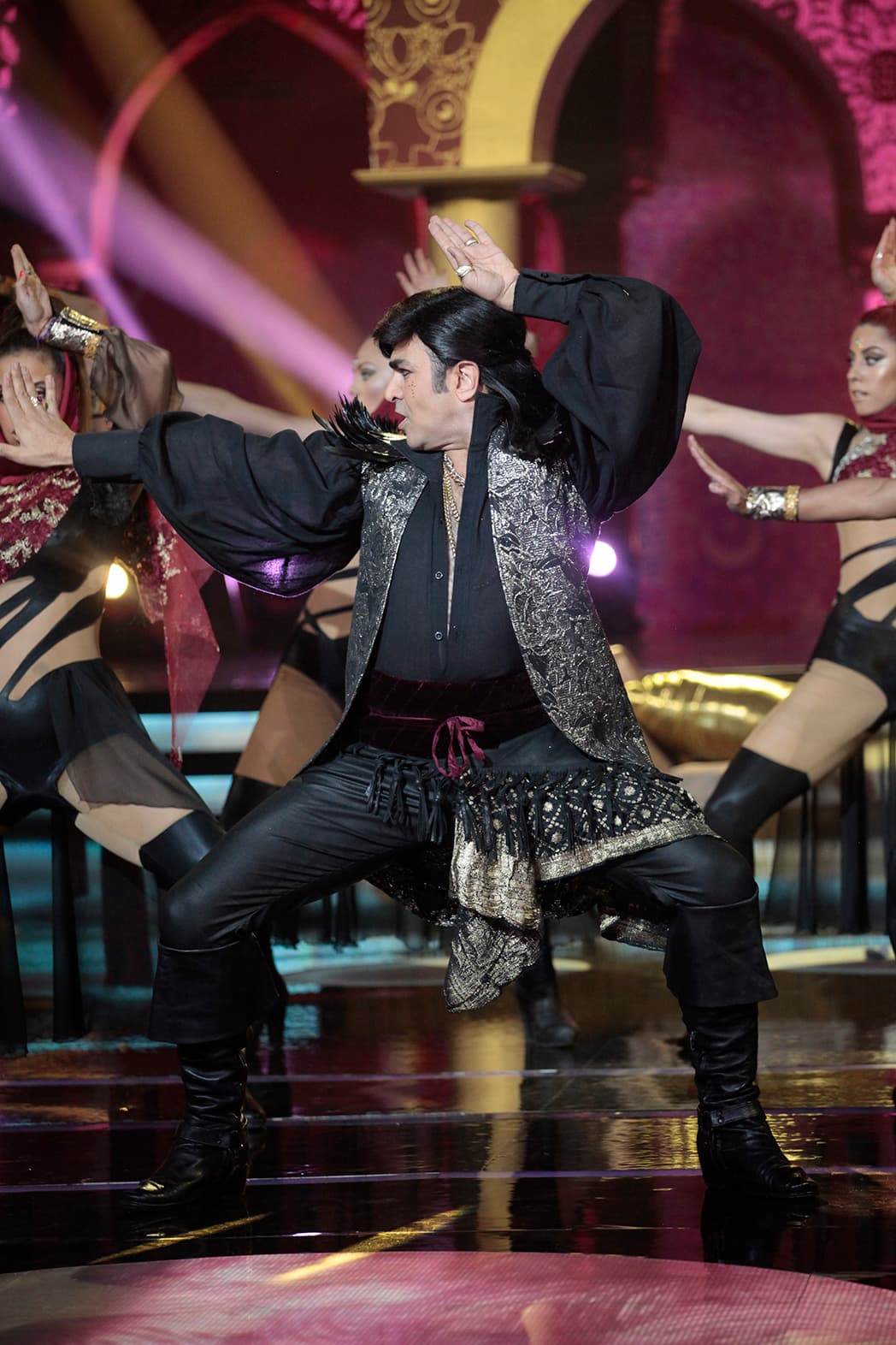 Con su grupo de bailarinas, el juez dejó claro que el baile es otra de sus pasiones.