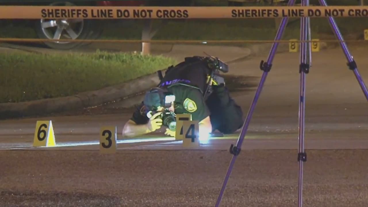 Según las autoridades, en el tiroteo se hicieron gran cantidad de disaparos. Al parecer, el yerno de la pareja, identificado como Adrián Villarreal, de 35 años, salió de la residencia al escuchar los tiros para tratar de auxiliar a sus familiares y resultó herido.