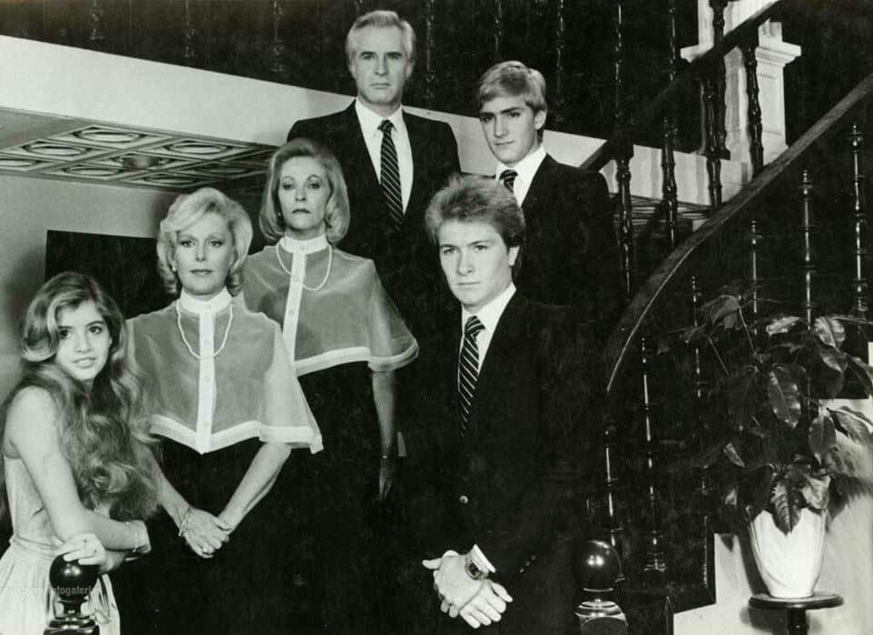 En este melodrama dio vida a la joven y traviesa Atenas, la hija de los protagonistas. En 'Vivir un poco' tuvo la oportunidad de compartir créditos con grandes actores como Angélica Aragón, Rogelio Guerra, Irma Lozano y Beatriz Sheridan.