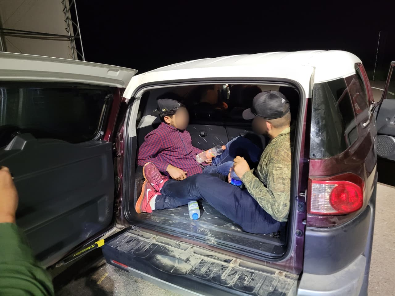 Grupos de inmigrantes y droga continúan deteniendo los agentes fronterizos en el sur de Arizona.