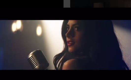 La actriz se lució en el clip junto a su amor, y aunque era actuación esos ojos la traicionan y sabemos que se derrite de amor por él.