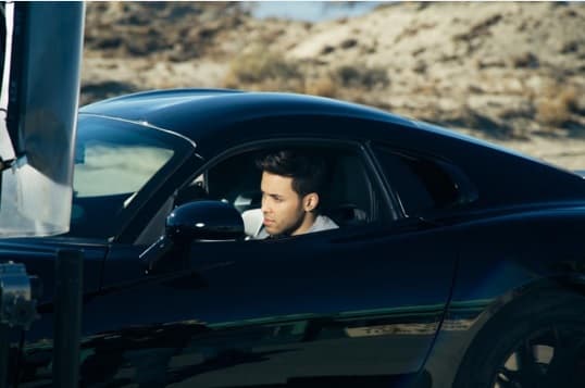 El cantante cada vez disfruta más de su relación junto a Emeraude.