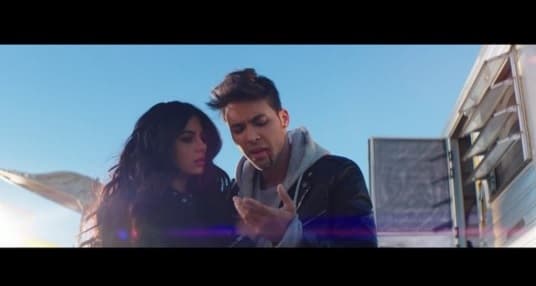 Royce y Emeraude disfrutan del amor en este videoclip.