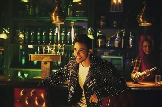 El cantante luce feliz en cada toma del video, y seamos honestos, el amor no se puede hacer actuado.