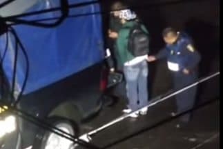 Imágenes donde el policía saca un objeto del bolsillo del joven que fue detenido.