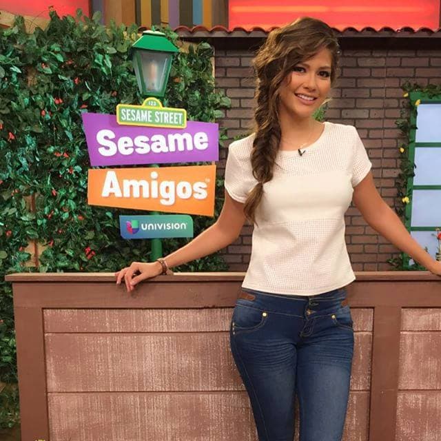 ¡Sencillita, pero con mucho estilo! Usar jeans siempre es buena opción.