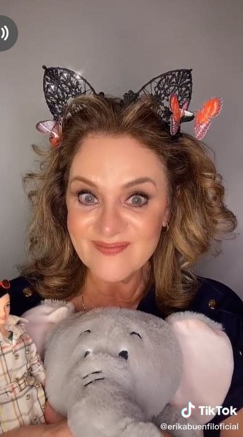 <b><a href="https://www.univision.com/famosos/a-los-56-anos-erika-buenfil-anuncia-que-gracias-a-tiktok-tendra-un-programa-nuevo-fotos">Erika Buenfil</a></b>, conocida actualmente como 'La Reina del TikTok', sigue "encantada" con su faceta de 'influencer'.
<br>
