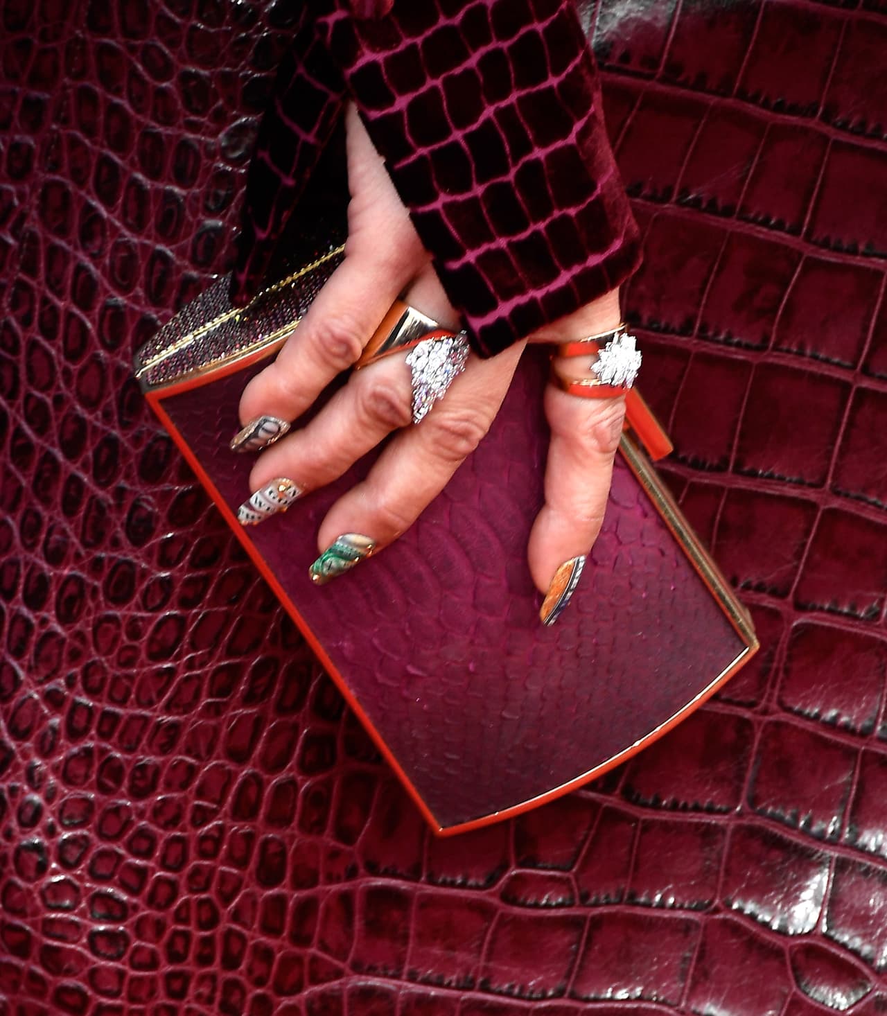 Hubo un detalle que para muchos pasó desapercibido: las uñas de Jennifer López estaban forradas con pedazos de un billete de 100 dólares.