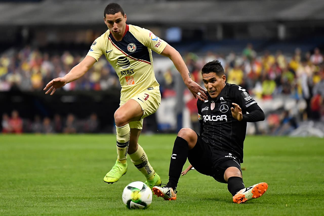 Y fueron los azulcremas los que empezarona generar las primeras ocasiones de gol en la primera media hora de partido, buscando el toque rápido cerca del área rival.