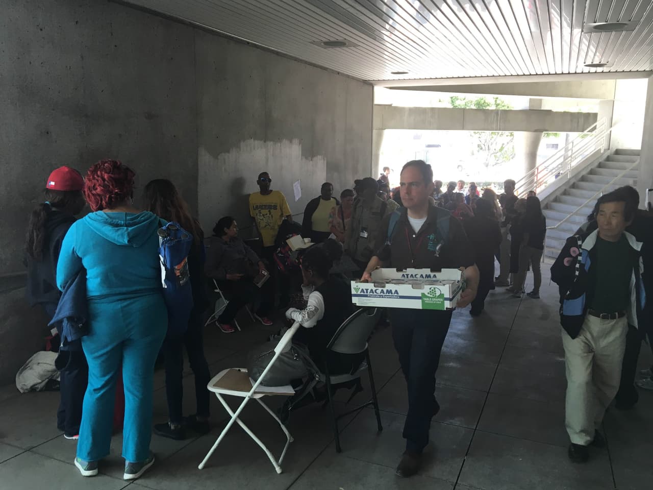 La fila para entrar se mantuvo la mayor parte del día.