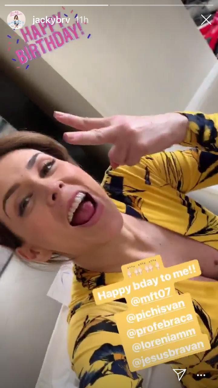 A través de las redes sociales, Bracamontes lució radiante. A pesar de que días antes comentó que sentía las molestias propias de una césarea, estaba de muy buen humor y agradeció a
<b>su esposo Martín Fuentes</b> que la hubiese consentido en ese día tan especial.