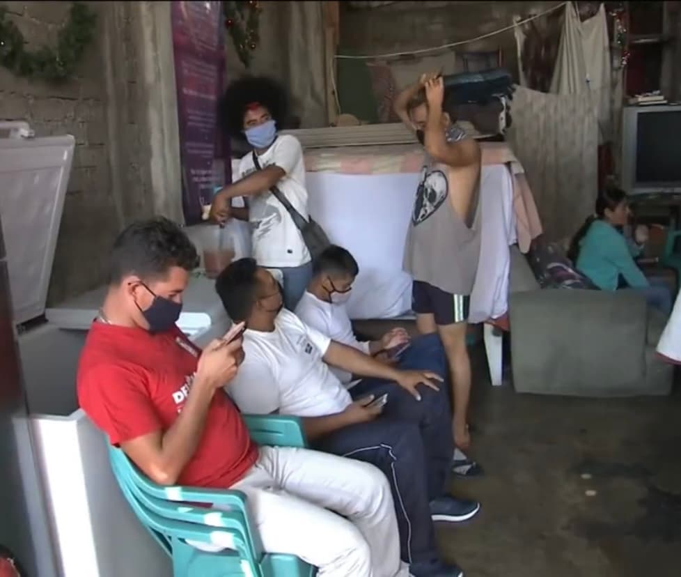 “Comencé con esto del altruismo desde hace mucho tiempo cuando veía gente que no tenía para comer, por lo que comencé a llevarles a las vías del tren”, recuerda un orgulloso Armando que
<b> ha recibido a unos 35,000 indocumentados en todo este tiempo. </b>
<br>