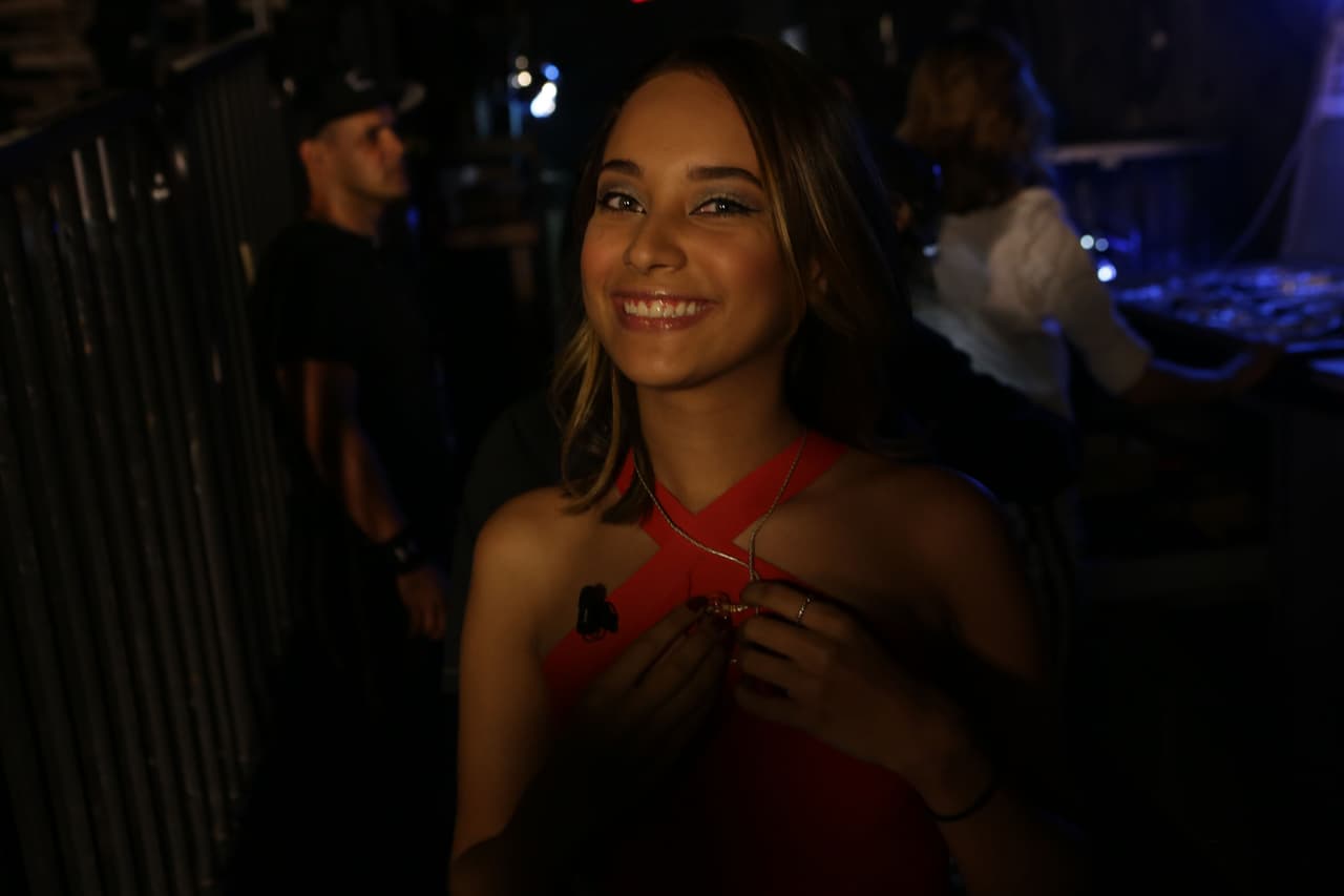 Verónica estaba emocionada por subir al escenario y cantar con sus compañeros.