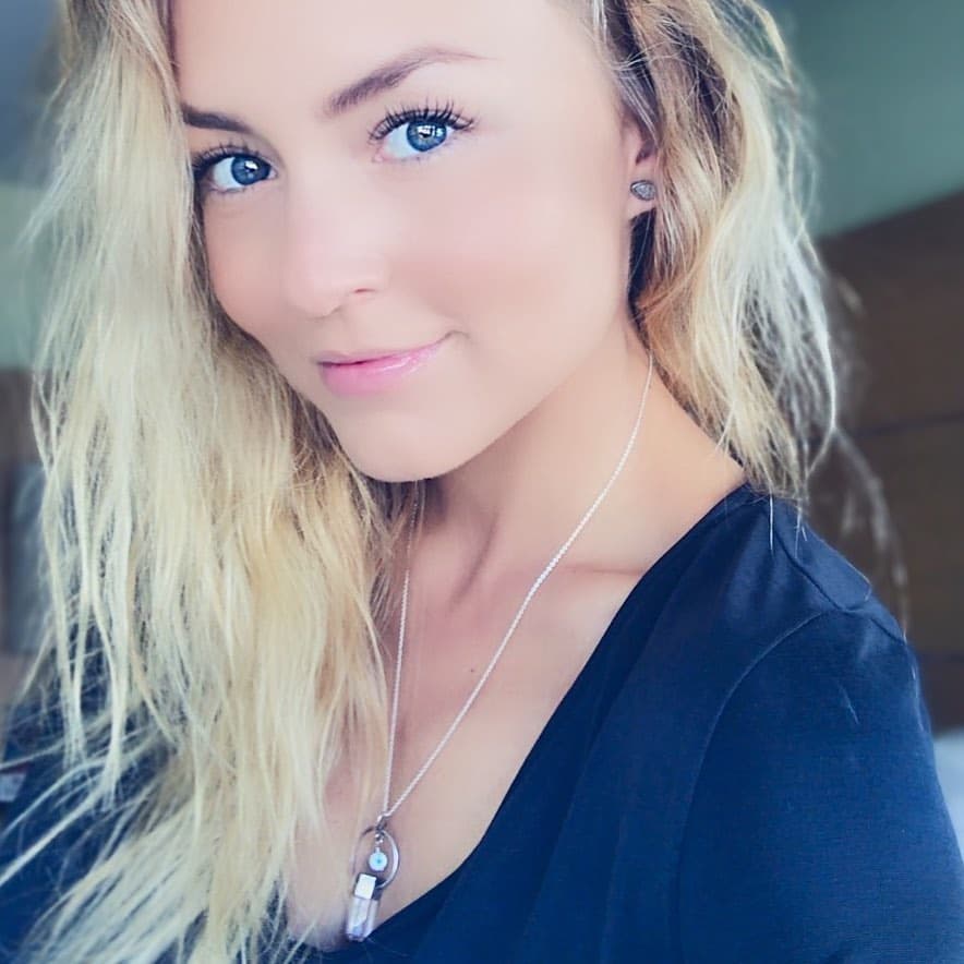 “Mi hermano ha hecho un gran trabajo con su esposa, la verdad es que son una familia muy bonita, una familia muy joven y ya con dos hijos, qué bárbaros”, dijo visiblemente emocionada.