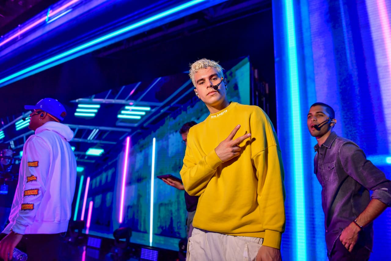 Zabdiel no desperdició oportunidad para posar frente al lente de nuestra cámara. Nos dijo que esta pose significaba un saludo para sus fans.