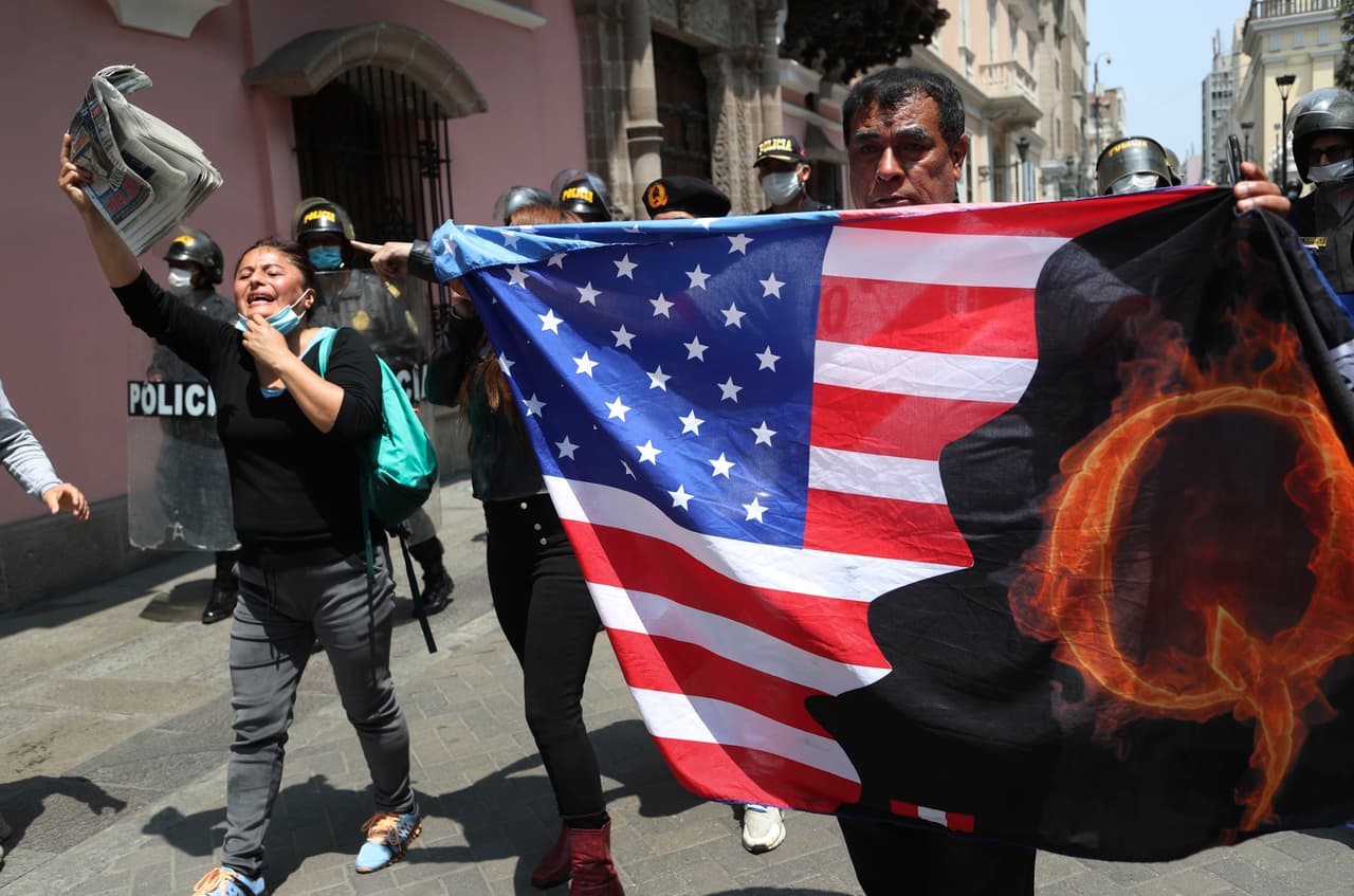 Este lunes, manifestantes contra el presidente llevaban una bandera de Estados Unidos con 
<a href="https://www.univision.com/noticias/elecciones-en-eeuu-2020/en-que-creen-los-seguidores-de-qanon-el-grupo-que-promueve-descabelladas-teorias-conspirativas-y-que-apoya-a-trump">la letra Q, en referencia a QAnon que promueve teorías conspirativas</a>, cerca del Congreso en Lima, Perú.